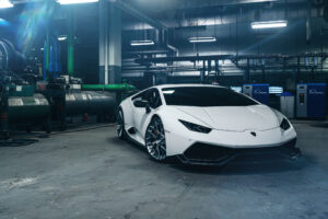 White Lamborghini Huracan 5K7441913442